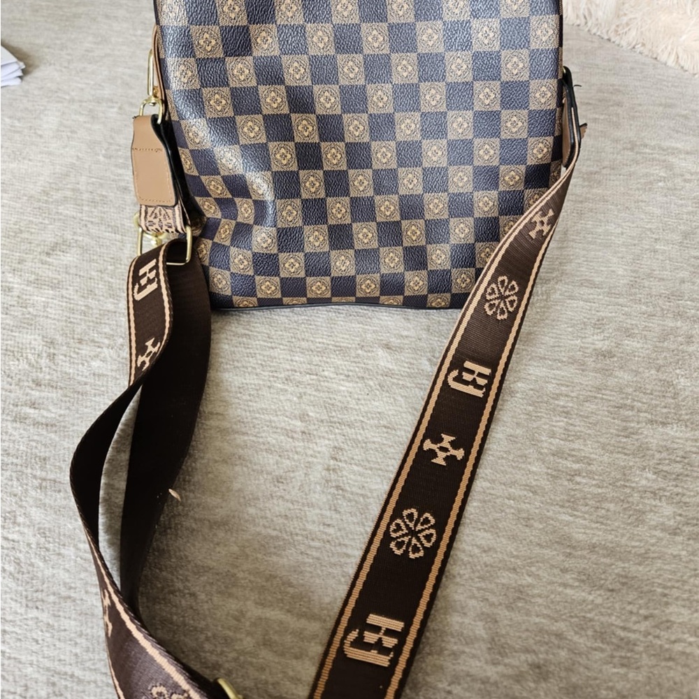 Elegant Checkered Crossbody Bag